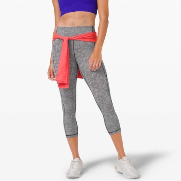 SeaWheeze Lululemon Speed Up Crop 21" - Size 6 - Like new - Picture 2 of 13